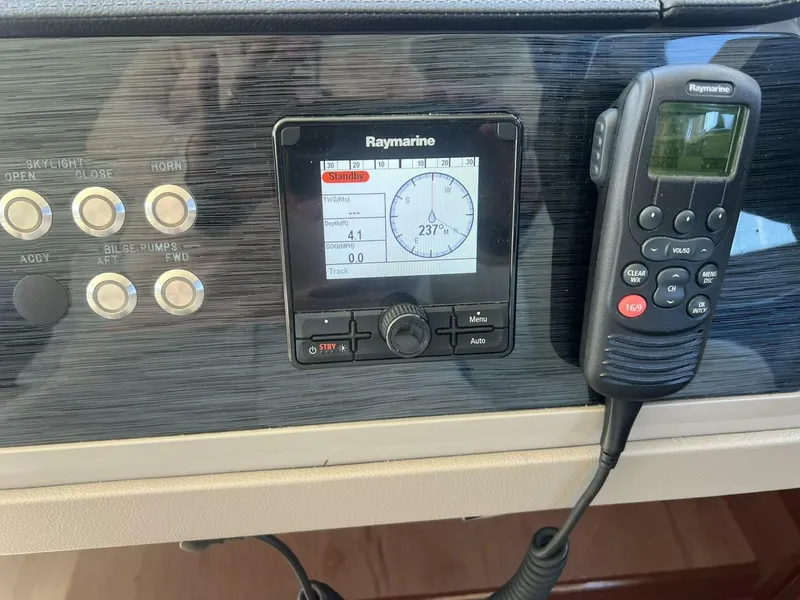Slide: The Image of Sea Ray L550 2019 - 27