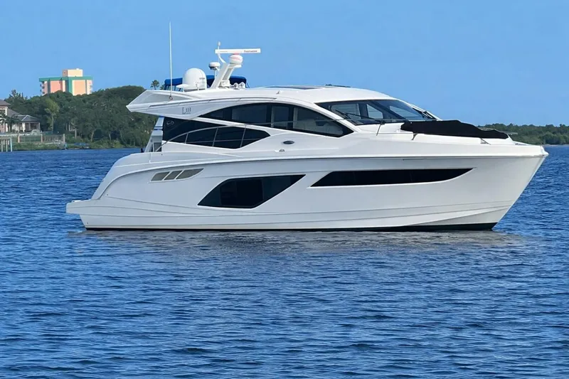 Slide: The Image of Sea Ray L550 2019 - 3