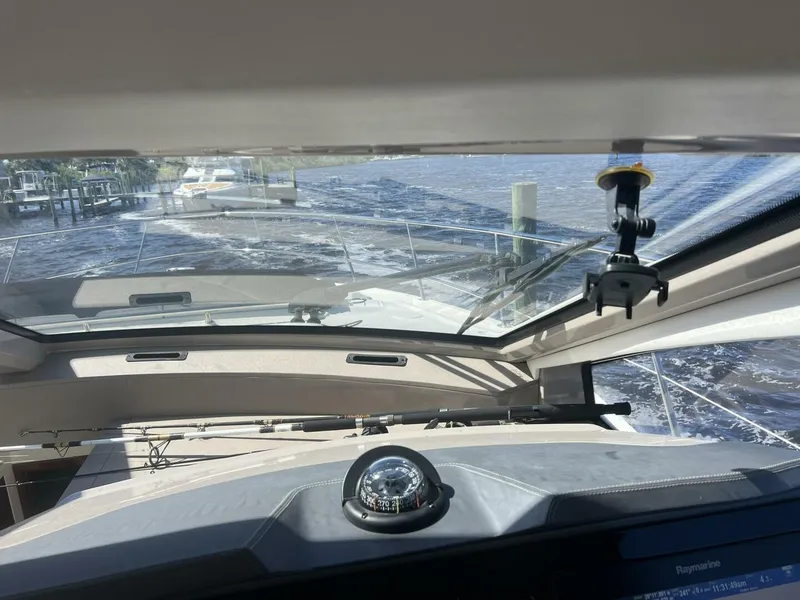 Slide: The Image of Sea Ray L550 2019 - 30