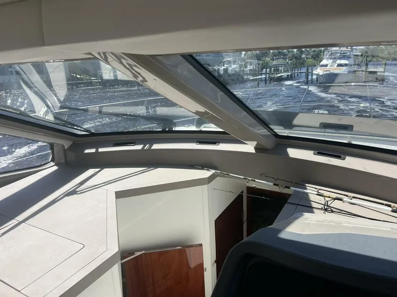 Slide: The Image of Sea Ray L550 2019 - 31