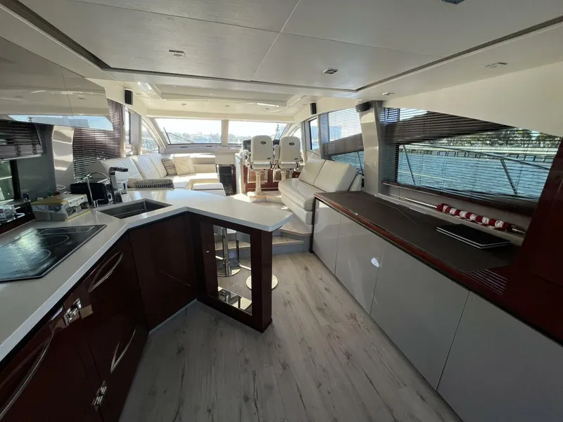 Slide: The Image of Sea Ray L550 2019 - 34