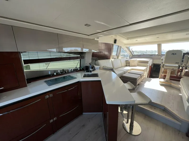 Slide: The Image of Sea Ray L550 2019 - 36