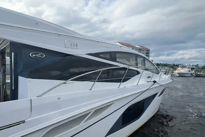 Slide: The Image of Sea Ray L550 2019 - 4