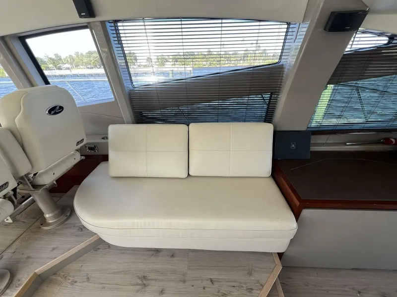 Slide: The Image of Sea Ray L550 2019 - 42
