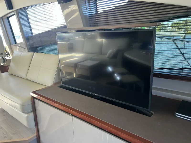 Slide: The Image of Sea Ray L550 2019 - 44