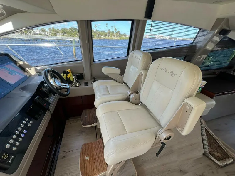 Slide: The Image of Sea Ray L550 2019 - 45