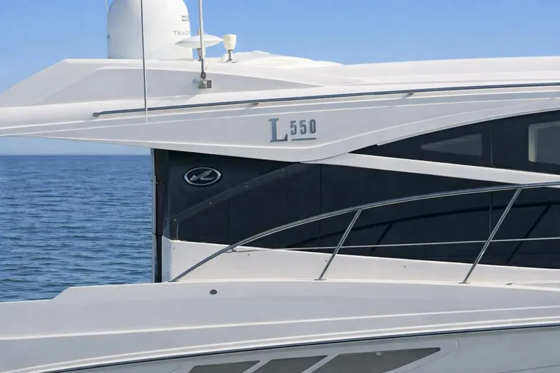 Slide: The Image of Sea Ray L550 2019 - 5