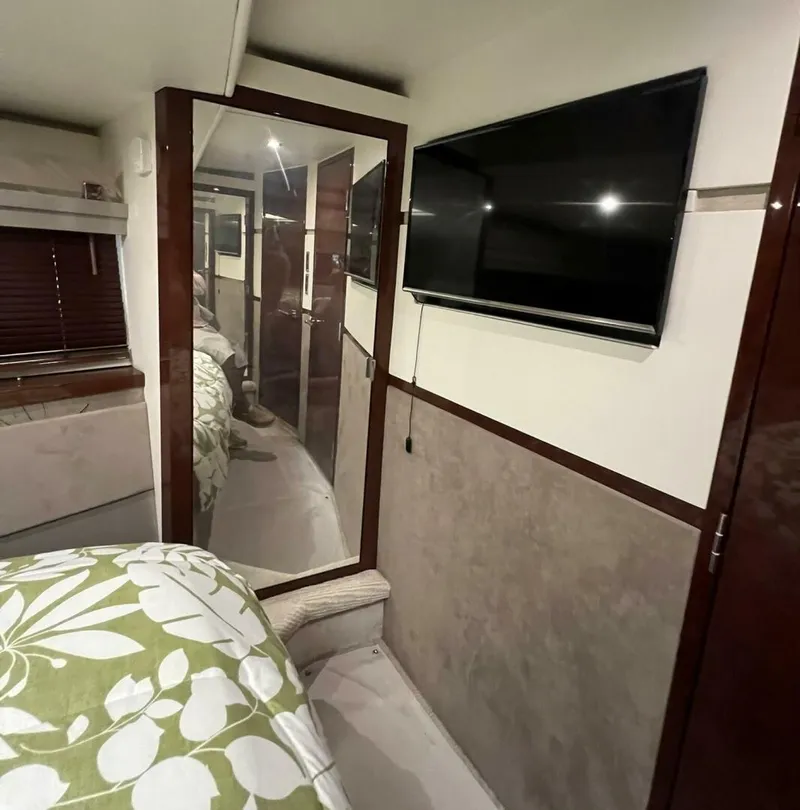 Slide: The Image of Sea Ray L550 2019 - 50