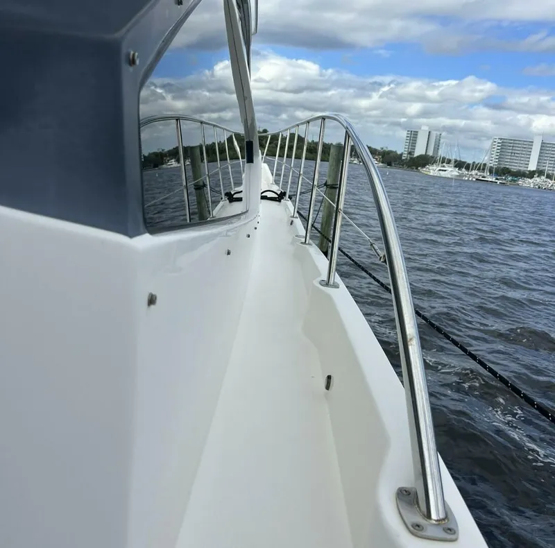 Slide: The Image of Sea Ray L550 2019 - 6