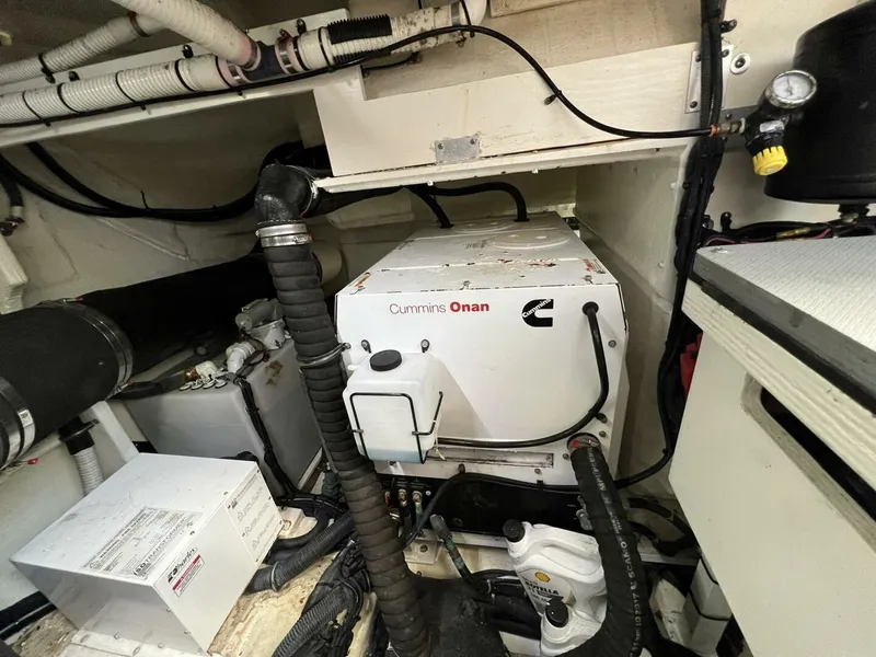 Slide: The Image of Sea Ray L550 2019 - 66