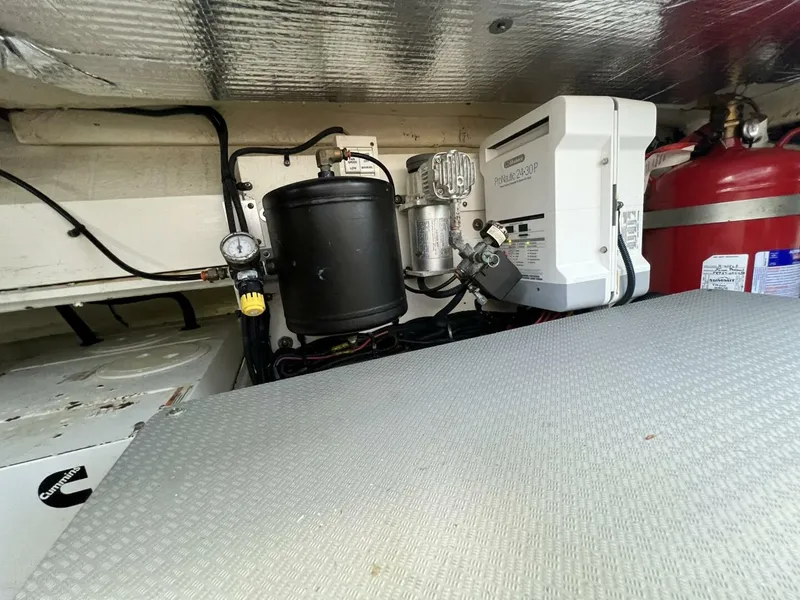 Slide: The Image of Sea Ray L550 2019 - 68