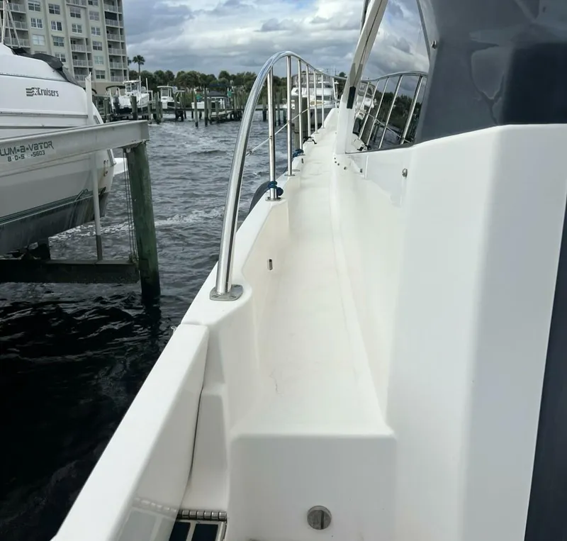 Slide: The Image of Sea Ray L550 2019 - 7