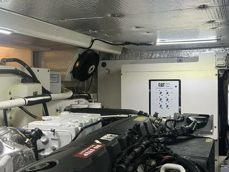 Slide: The Image of Sea Ray L550 2019 - 71