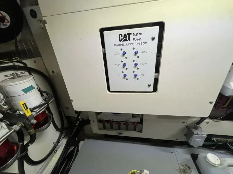 Slide: The Image of Sea Ray L550 2019 - 72