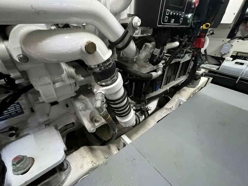 Slide: The Image of Sea Ray L550 2019 - 73