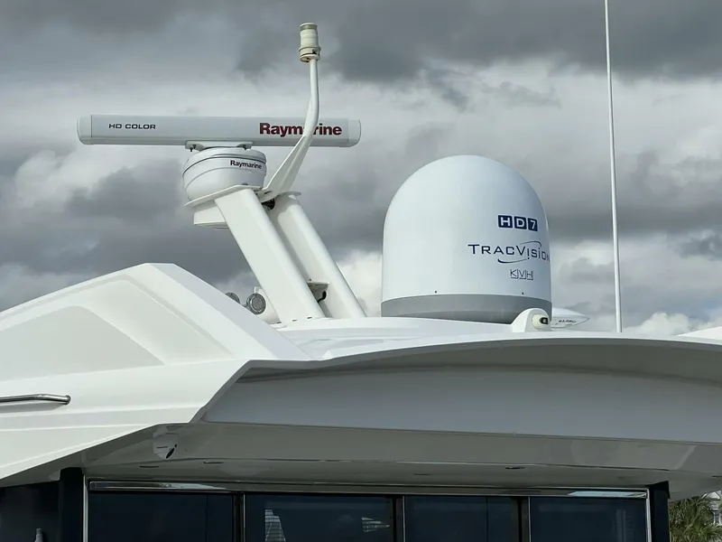 Slide: The Image of Sea Ray L550 2019 - 8