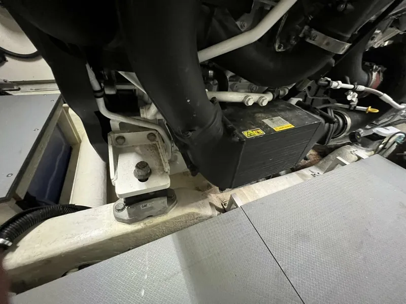 Slide: The Image of Sea Ray L550 2019 - 84