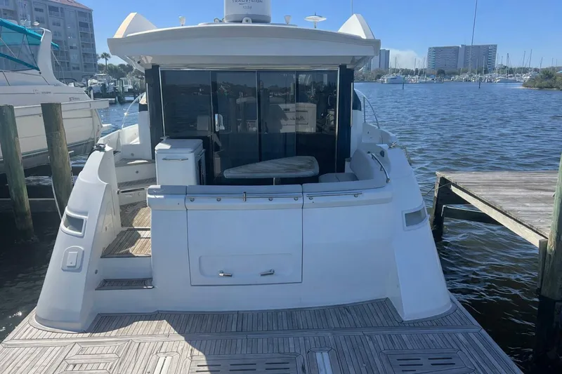Slide: The Image of Sea Ray L550 2019 - 9