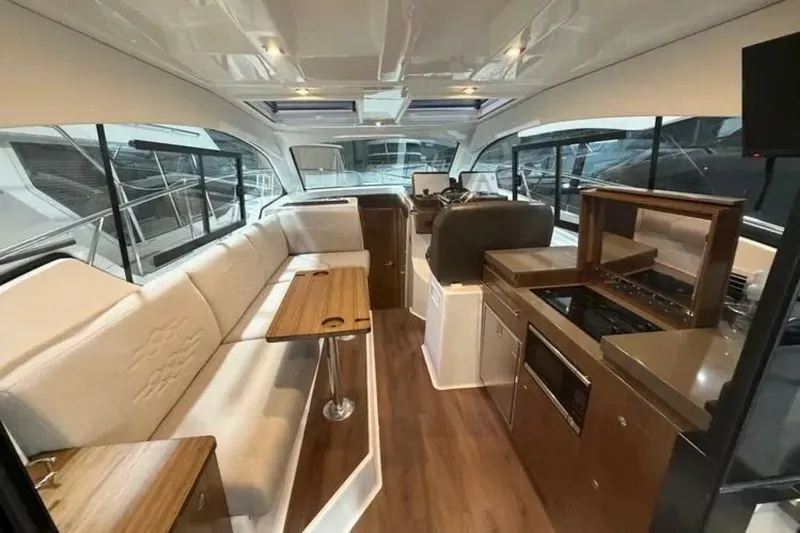Slide: The Image of Four Winns 355 Vista Coupe 2022 - 14