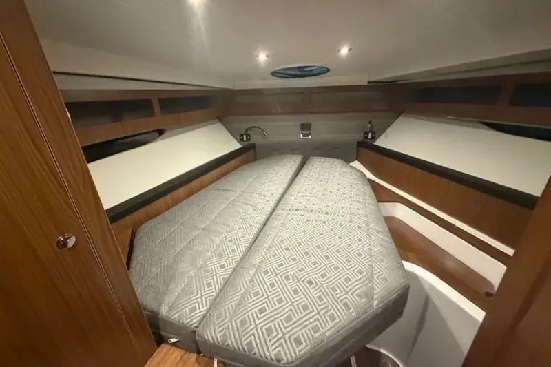Slide: The Image of Four Winns 355 Vista Coupe 2022 - 19