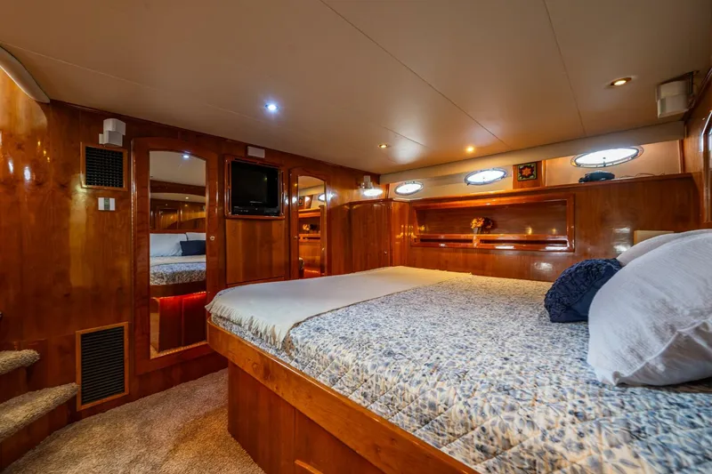 Slide: The Image of Navigator 61 Pilothouse 2001 - 24