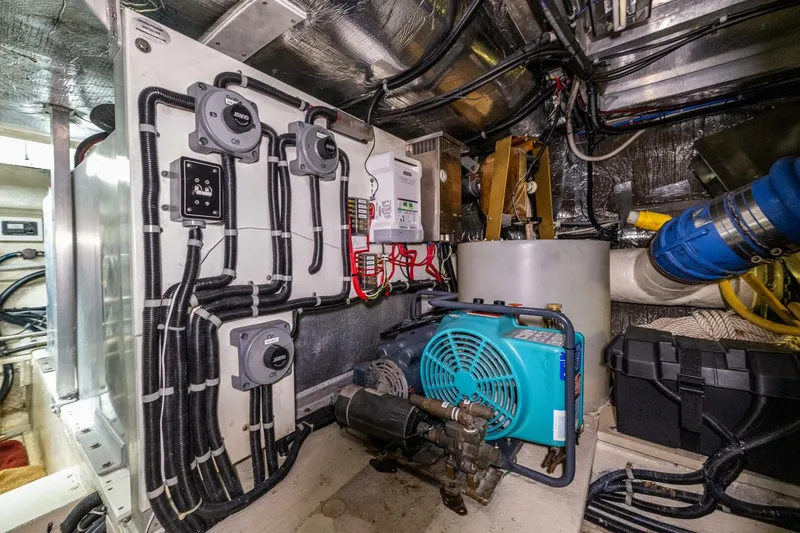 Slide: The Image of Navigator 61 Pilothouse 2001 - 43
