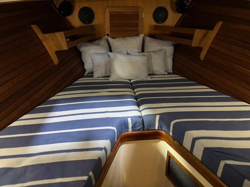 Slide: The Image of Hinckley Yachts 36 Picnic Boat EP 2003 - 11