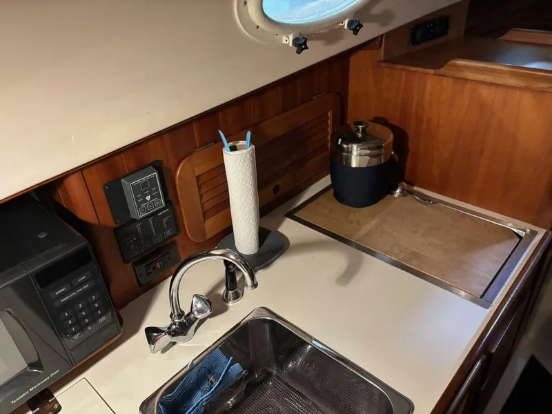 Slide: The Image of Hinckley Yachts 36 Picnic Boat EP 2003 - 9