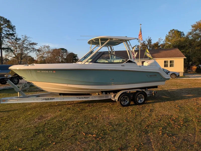 Slide: The Image of Boston Whaler 240 Vantage 2023 - 10