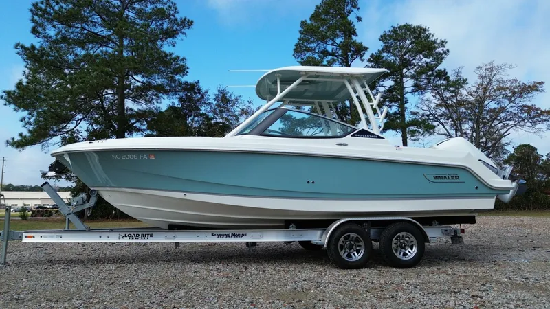 Slide: The Image of Boston Whaler 240 Vantage 2023 - 11