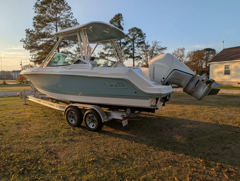 Slide: The Image of Boston Whaler 240 Vantage 2023 - 12