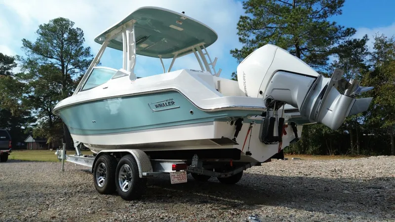 Slide: The Image of Boston Whaler 240 Vantage 2023 - 13