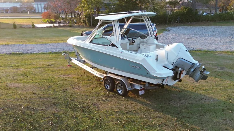 Slide: The Image of Boston Whaler 240 Vantage 2023 - 14