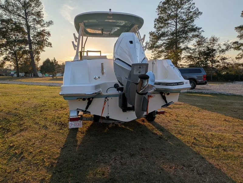 Slide: The Image of Boston Whaler 240 Vantage 2023 - 15