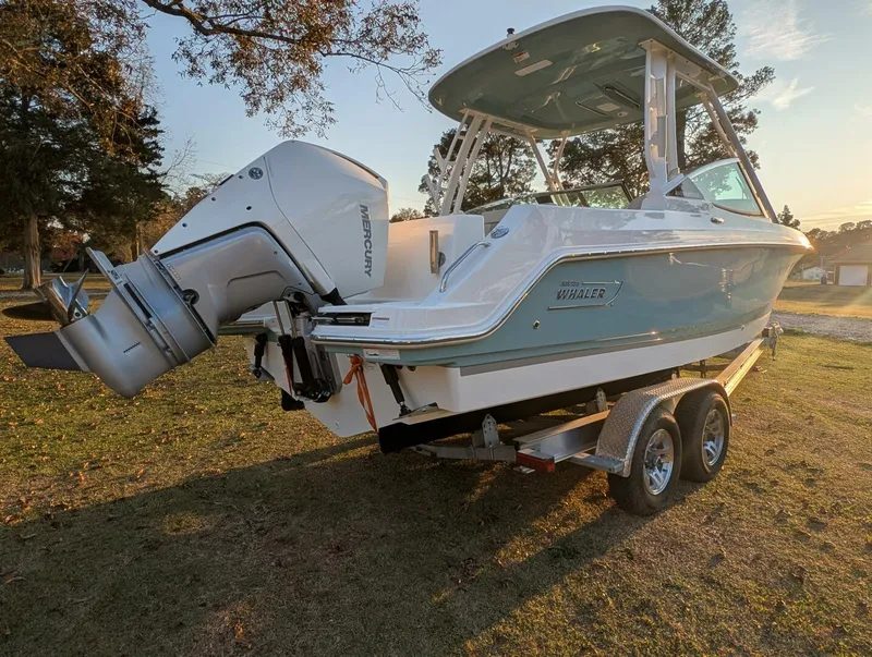 Slide: The Image of Boston Whaler 240 Vantage 2023 - 16