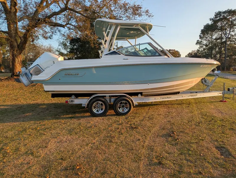 Slide: The Image of Boston Whaler 240 Vantage 2023 - 18