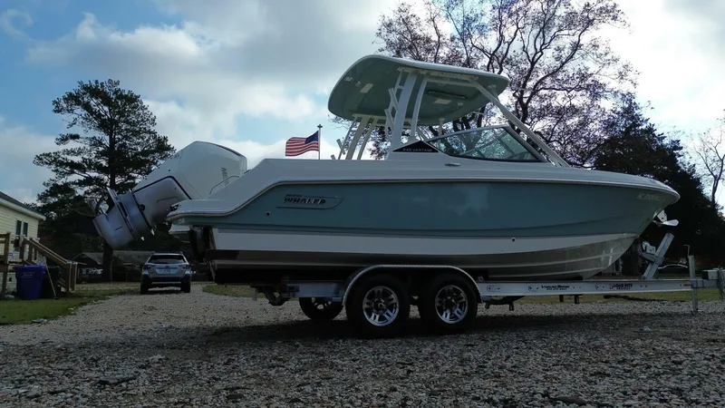 Slide: The Image of Boston Whaler 240 Vantage 2023 - 19