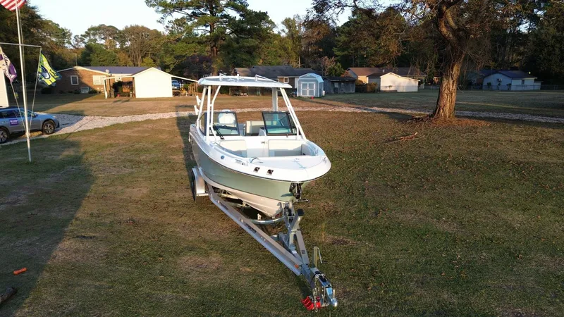 Slide: The Image of Boston Whaler 240 Vantage 2023 - 2