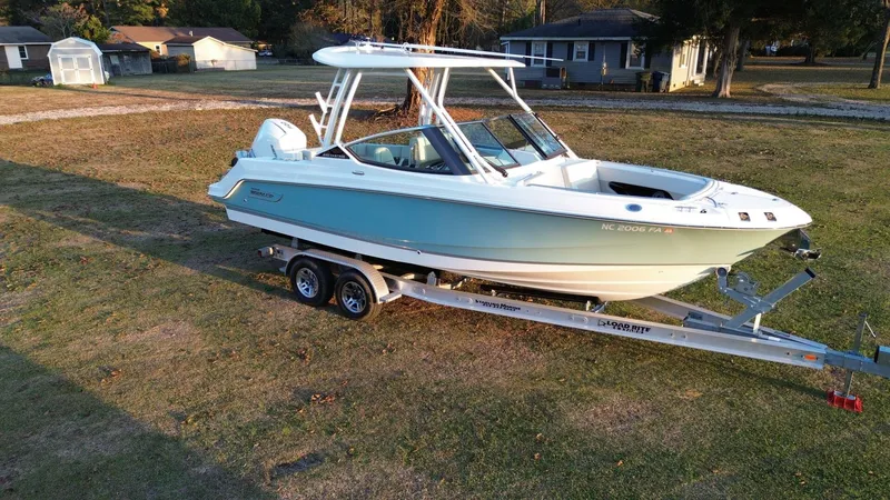 Slide: The Image of Boston Whaler 240 Vantage 2023 - 21