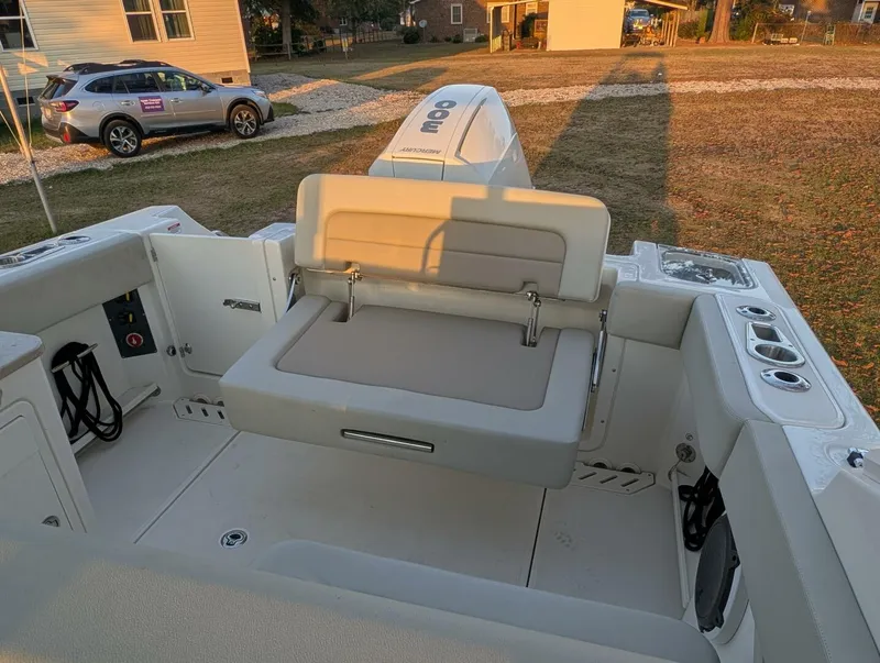 Slide: The Image of Boston Whaler 240 Vantage 2023 - 23
