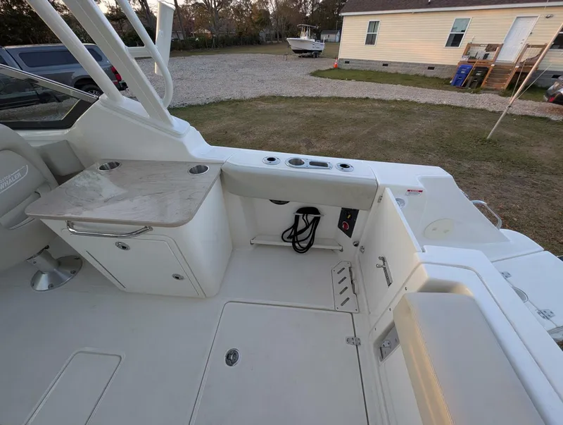 Slide: The Image of Boston Whaler 240 Vantage 2023 - 25