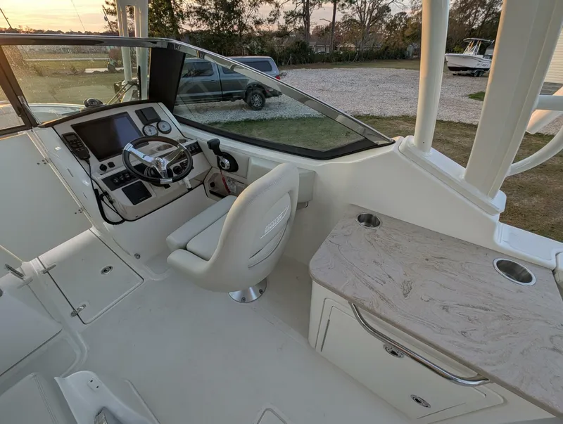 Slide: The Image of Boston Whaler 240 Vantage 2023 - 26
