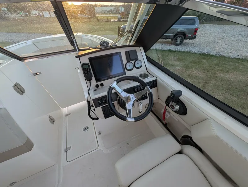 Slide: The Image of Boston Whaler 240 Vantage 2023 - 27