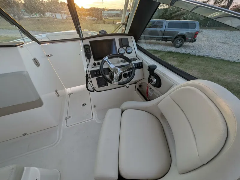 Slide: The Image of Boston Whaler 240 Vantage 2023 - 28