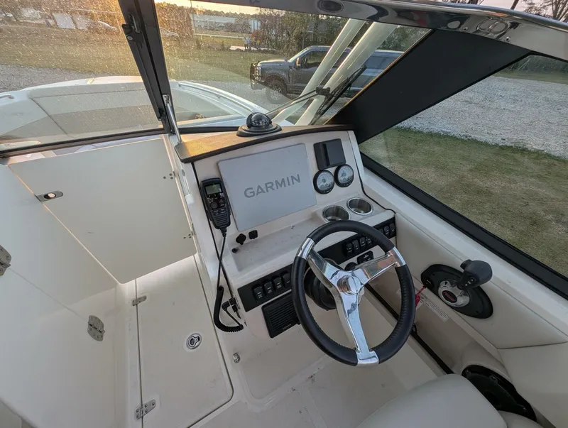 Slide: The Image of Boston Whaler 240 Vantage 2023 - 29