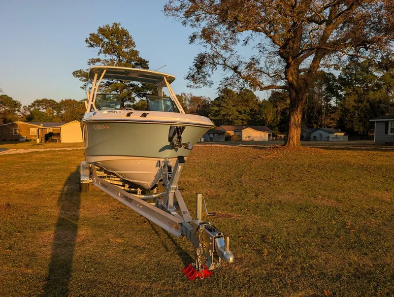 Slide: The Image of Boston Whaler 240 Vantage 2023 - 3
