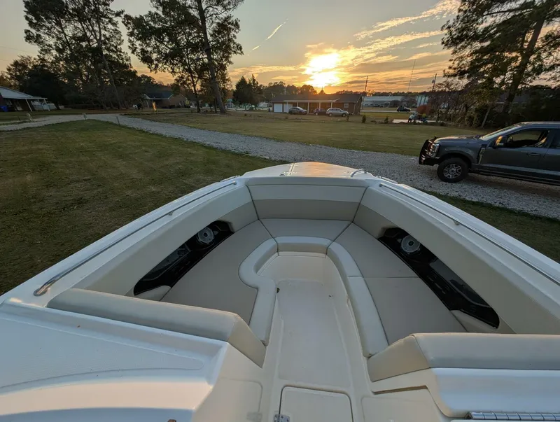 Slide: The Image of Boston Whaler 240 Vantage 2023 - 31