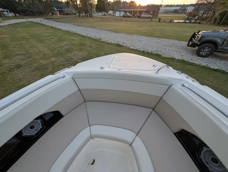 Slide: The Image of Boston Whaler 240 Vantage 2023 - 32