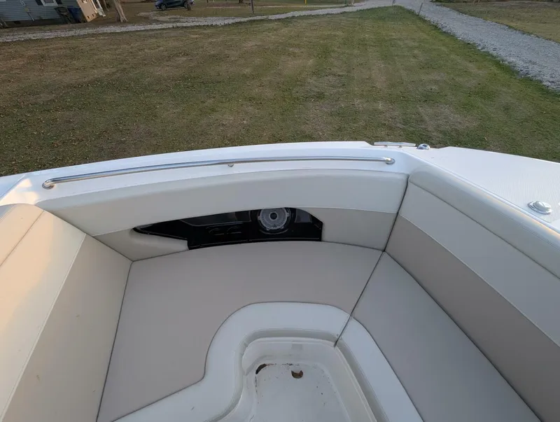 Slide: The Image of Boston Whaler 240 Vantage 2023 - 33