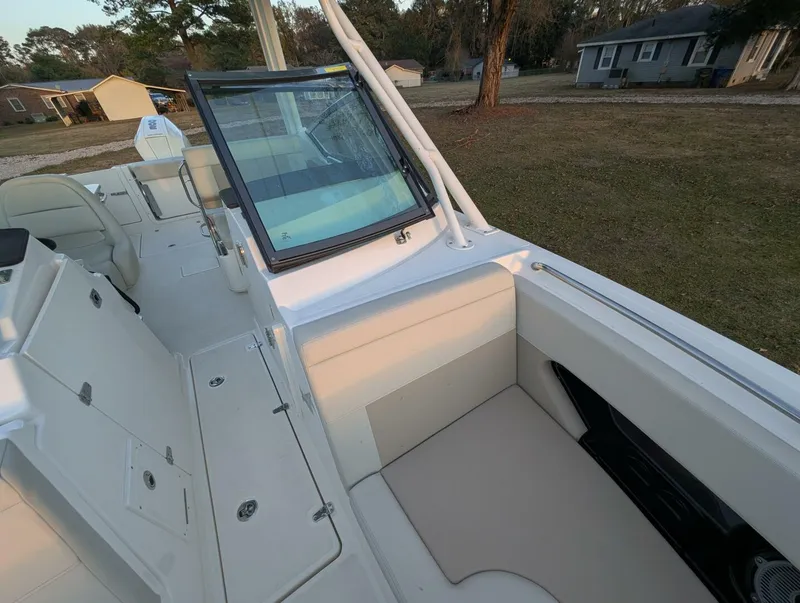 Slide: The Image of Boston Whaler 240 Vantage 2023 - 34
